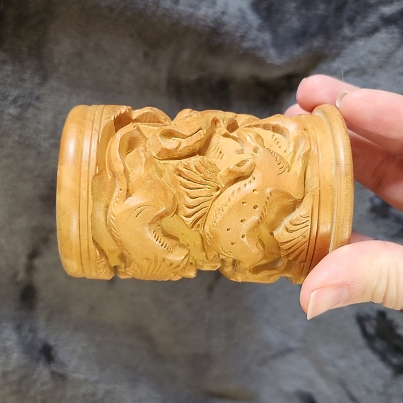 Hand carved animals in wooden pen pencil holder - Picture 4 of 6